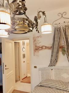 una camera con letto e lampadario a braccio di La Villa Bianca - appartamento in villa a Sesto Fiorentino