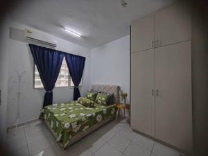 una camera con letto e finestra di Damai Homestay a Kajang