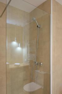 een douche met een glazen deur in de badkamer bij Bravissimo Ferreries Velles, with 2 bedrooms in Girona