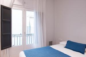 een slaapkamer met een bed en een groot raam bij Bravissimo Ferreries Velles, with 2 bedrooms in Girona