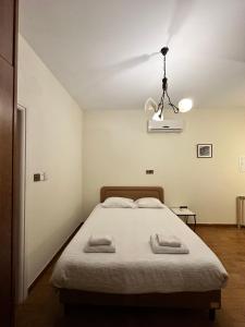 - une chambre avec un lit et 2 serviettes dans l'établissement Villa Saint George Stone Costa Demetriou, à Kathikas