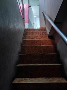een set trappen met een metalen leuning bij New Star Lodge in Colombo