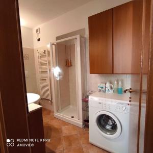 卡斯泰洛泰西諾的住宿－Casa Gaudia，小型浴室设有洗衣机和淋浴。