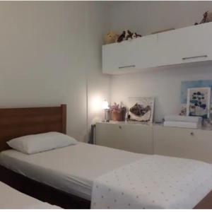 1 dormitorio con cama blanca y techo blanco en The Best, en Pafos