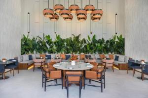 Uma área de estar em Luxurious 2BR apt with panoramic Marina view