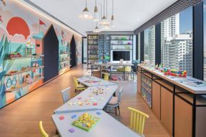 Uma televisão e/ou sistema de entretenimento em Luxurious 2BR apt with panoramic Marina view
