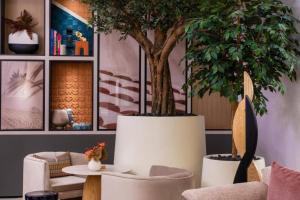Uma área de estar em Luxurious 2BR apt with panoramic Marina view