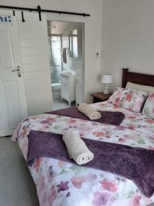 Un dormitorio con dos camas con toallas encima. en La Dolce Vita no 12, en St Lucia