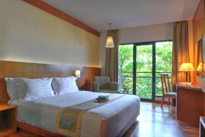 Postel nebo postele na pokoji v ubytování Oak Tree Emerald Hotel & Coventions Semarang