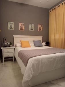 ein Schlafzimmer mit einem großen weißen Bett mit zwei Kissen in der Unterkunft Sela Playa in Roquetas de Mar