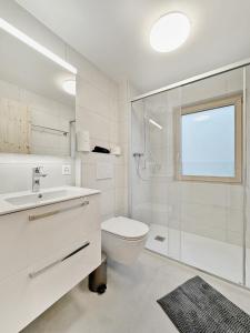 een badkamer met een toilet, een wastafel en een douche bij The Laughing Cow - 10 mns from Sion and ski in Ayent