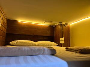Łóżko lub łóżka w pokoju w obiekcie LONGDOO Hostel