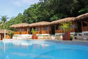Bazén v ubytování Magic Oceans Dive Resort nebo v jeho okolí