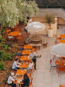 eine Gruppe von Personen, die in einem Restaurant an Tischen sitzen in der Unterkunft Eklo Montpellier Centre Gare in Montpellier