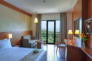 Postel nebo postele na pokoji v ubytování Oak Tree Emerald Hotel & Coventions Semarang