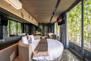 - une chambre avec un grand lit et quelques fenêtres dans l'établissement Bonita Signature The View, à Hô-Chi-Minh-Ville