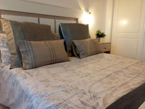 ein Bett mit zwei Kissen darüber in der Unterkunft Love House Andalucia in La Envia