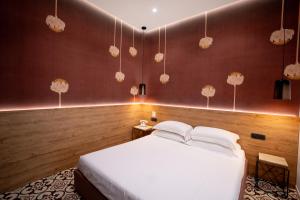 1 dormitorio con 1 cama blanca grande en una habitación en BADIA NUOVA Apart Hotel, en Trapani