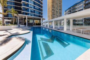 een zwembad in het midden van een gebouw bij In the heart of Surfers Paradise oceanview cozy 1B Apt 34F in Gold Coast
