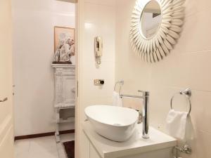 bagno bianco con lavandino e specchio di La Villa Bianca - appartamento in villa a Sesto Fiorentino