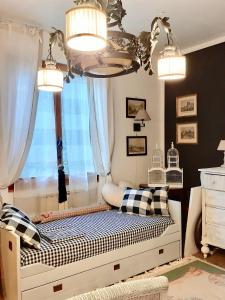 una stanza per bambini con una culla con gabbie per uccelli di La Villa Bianca - appartamento in villa a Sesto Fiorentino