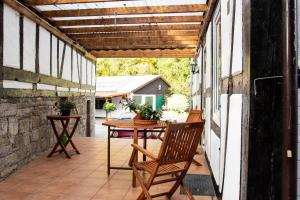 un patio al aire libre con mesa y sillas en FeWo Deitlevser Hof en Emmerthal