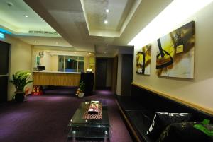 台北的住宿－欣欣旅店，客厅配有沙发和桌子