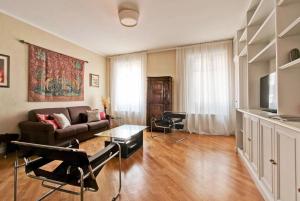 un soggiorno con divano e tavolo di Roberta Apartment Fontana di Trevi a Roma