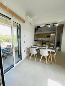 a kitchen and dining room with a table and chairs at Villa Rodelia 1 in Roda