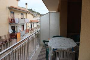 balcón con mesa y sillas en Grazioso appartamento vicino al mare en Giardini Naxos