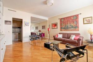 ein Wohnzimmer mit einem Sofa und einem Tisch in der Unterkunft Roberta Apartment Fontana di Trevi in Rom