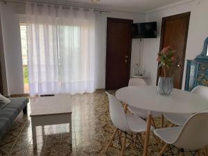 een woonkamer met een witte tafel en stoelen bij Sagunto 2 in Sagunto