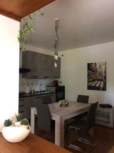 kuchnia ze stołem, krzesłami i stołem oraz kuchnia w obiekcie Reitia Guest House w mieście Campagna Lupia