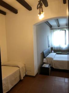 ein Hotelzimmer mit 2 Betten und einem Fenster in der Unterkunft Reitia Guest House in Campagna Lupia