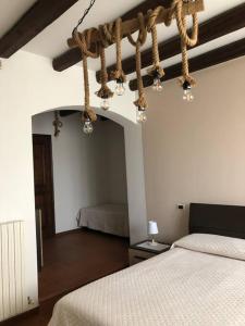 sypialnia z 2 łóżkami i sufitem w obiekcie Reitia Guest House w mieście Campagna Lupia