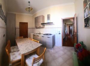 Cucina o angolo cottura di Ecco Marino Casa Vacanze