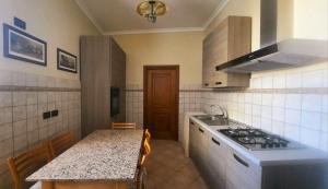 Cucina o angolo cottura di Ecco Marino Casa Vacanze