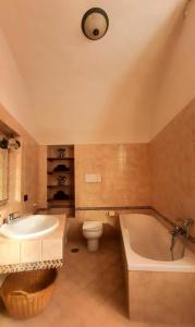 un bagno con lavandino, vasca e WC di Ecco Marino Casa Vacanze a Marino Altre 19 foto