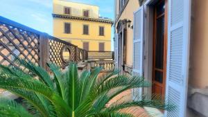 einen Blick auf ein Gebäude vom Balkon mit einer Pflanze in der Unterkunft Ecco Marino Casa Vacanze in Marino