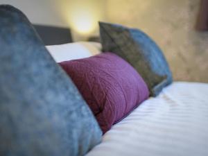 a close up of two pillows on a bed at 1 Bed in Harrogate 66981 in Knaresborough