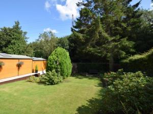 einen Garten mit einem Haus und einem Baum in der Unterkunft 1 Bed in Harrogate 66981 in Knaresborough
