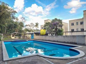 a swimming pool in front of a building at Europe Garden Apartment, 3 quartos in Juiz de Fora
