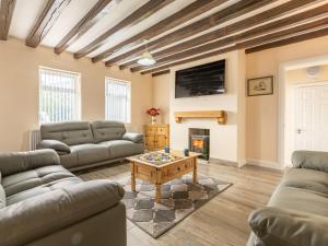 a living room with couches and a coffee table at 4 Bed in Bala 75288 in Llandderfel