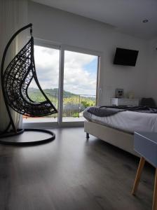 een slaapkamer met een bed en een groot raam bij Vila dArte Alojamento local situado no Centro do País in Vila de Rei