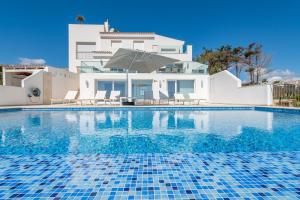 una piscina frente a una villa en Villa Mediterraneo by Mallorca House Rent, en Cala Murada