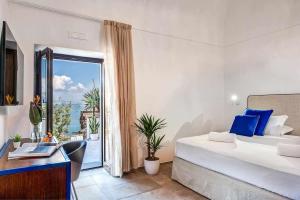 - une chambre avec un lit et une vue sur l'océan dans l'établissement Villa Degli Dei Waterfront Villa By Gocce, à Vico Equense