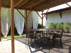 Patio nebo venkovní prostory v ubytování Chambre double accueillante avec douche privative