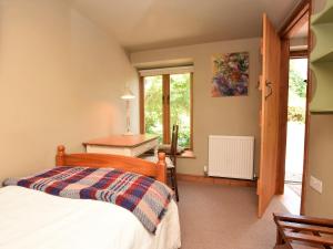 Presteigneにある2 bed in Presteigne 78095のベッドルーム1室(ベッド1台、デスク、窓付)