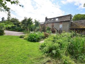 una casa antigua con un jardín delante de ella en 2 bed in Presteigne 78095, en Presteigne