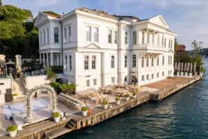 Výhled na řeku, která protéká v blízkosti hotelu